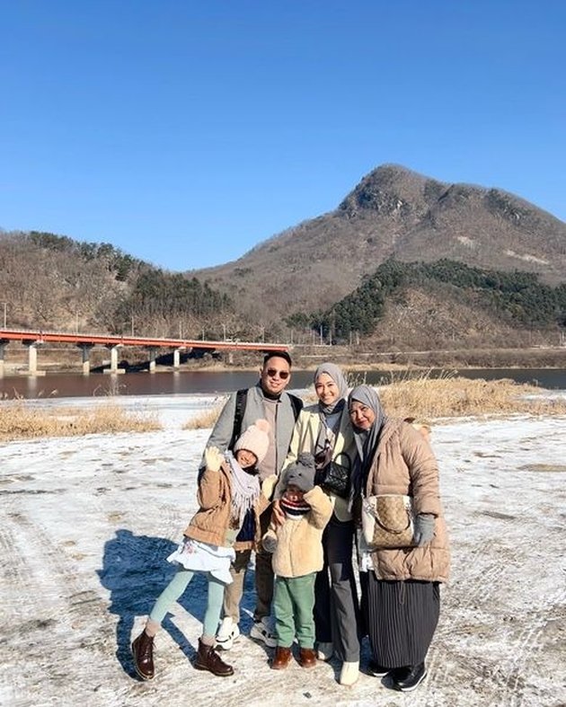 Snapshot of Poppy Bunga's Holiday in Korea with Family, Having Fun Playing in the Snow Despite Shivering Cold