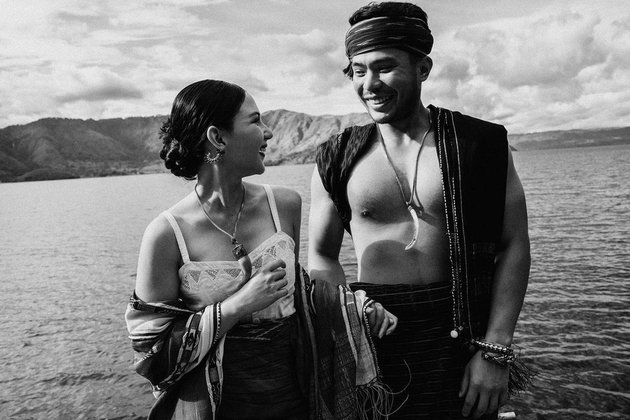 Jessica Mila's Pre-Wedding Portrait at Lake Toba, Embracing Batak Traditions - Proud of Local Traditions