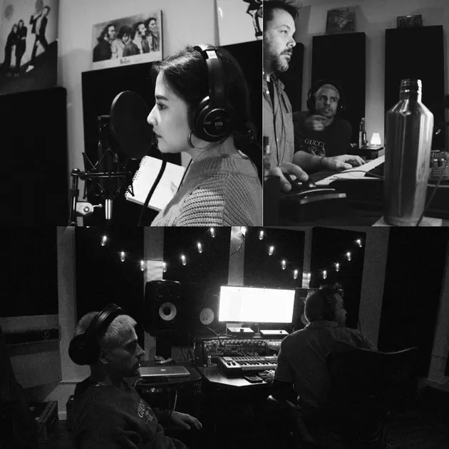 Pada salah satu postingannya di Instagram, Prilly menunjukkan jika dirinya tengah rekaman lagu baru di sebuah studio.