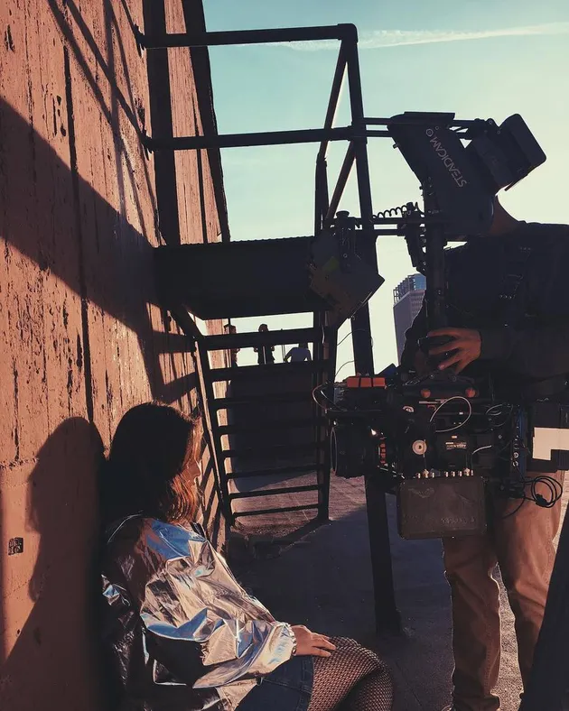 Selain rekaman lagu, Prilly juga menjalani sesi fotoshoot atau pembuatan video klip di sana.