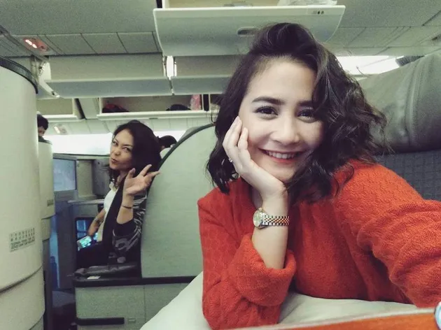 Sejak akhir pekan kemarin, Prilly terbang ke Amerika. Kala itu, Ia tak menyebutkan apa aktivitasnya di Negeri Paman Sam, jadi banyak yang mengiranya sedang liburan biasa.