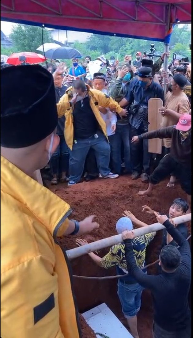 Portrait of the Funeral Process of the Late Vanessa Angel and Bibi Ardiansyah, Community Residents Help Lower the Bodies into the Lahat Tomb Amidst the Drizzling Rain