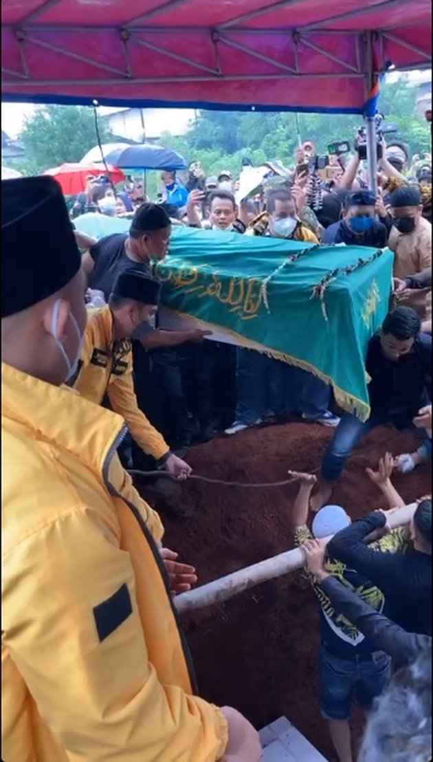 Portrait of the Funeral Process of the Late Vanessa Angel and Bibi Ardiansyah, Community Residents Help Lower the Bodies into the Lahat Tomb Amidst the Drizzling Rain