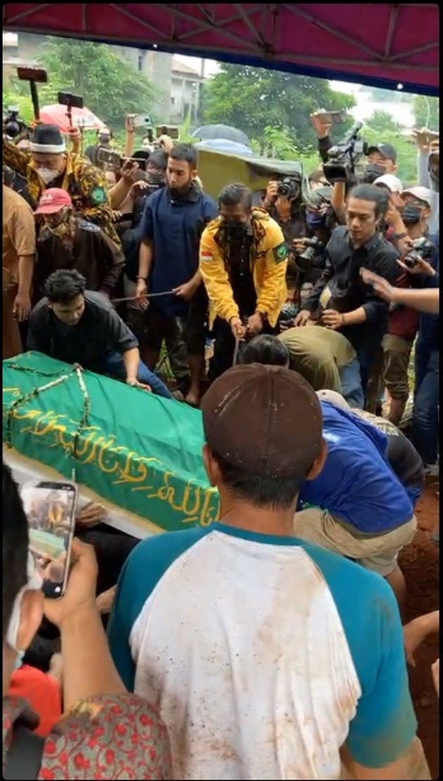 Portrait of the Funeral Process of the Late Vanessa Angel and Bibi Ardiansyah, Community Residents Help Lower the Bodies into the Lahat Tomb Amidst the Drizzling Rain