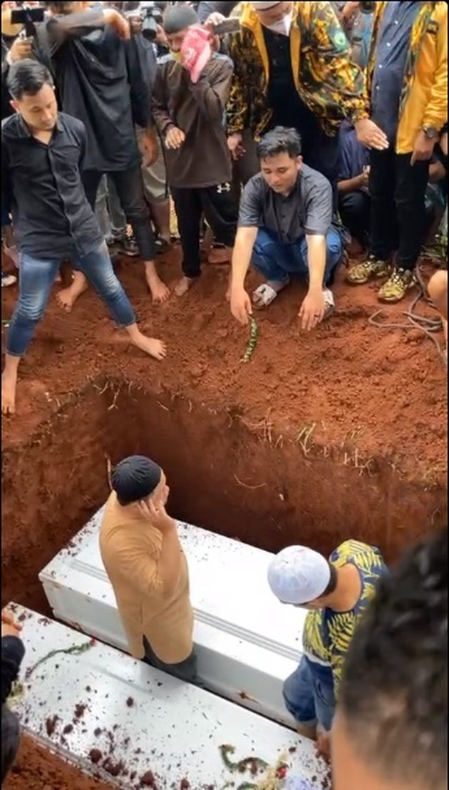 Portrait of the Funeral Process of the Late Vanessa Angel and Bibi Ardiansyah, Community Residents Help Lower the Bodies into the Lahat Tomb Amidst the Drizzling Rain