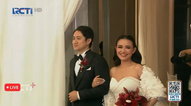 Amanda Manopo dan Kenny Austin masuk ke ruang resepsi