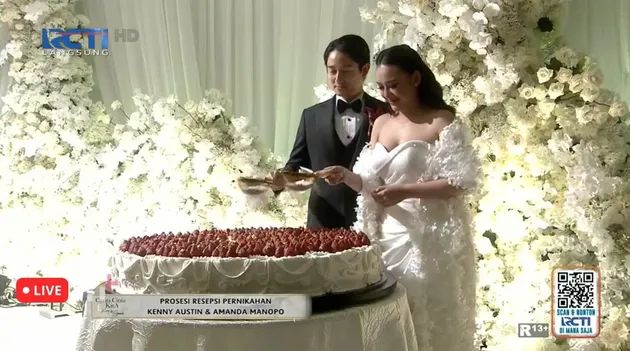 Amanda Manopo dan Kenny Austin tabur kue