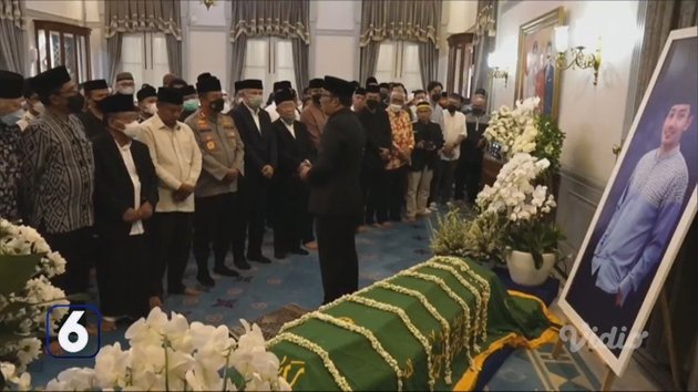 Sebagai ayah, Ridwan Kamil memimpin salat jenazah mendiang putranya. Ini adalah salat jenazah kedua, setelah yang sebelumnya dilakukan di Bandara Soekarno Hatta, tak lama setelah jenazah Eril tiba. 