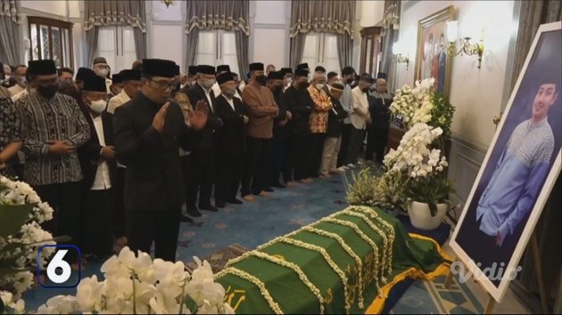 Sedikit informasi, mendiang Eril Khan tiba di cargo jenazah Bandara Soekarno Hatta pada hari Minggu (12/6) pukul 15.25 WIB.