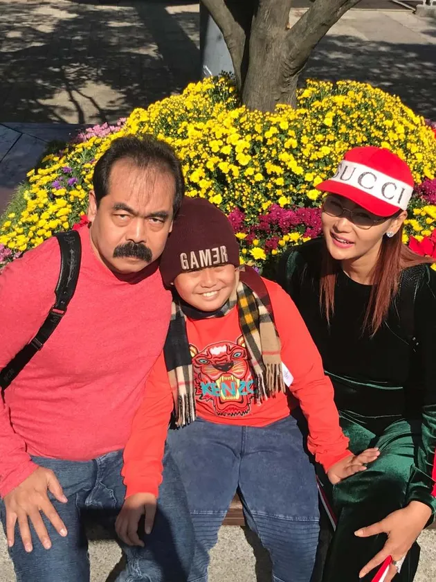 Putra Inul saat liburan bersama papa mama.