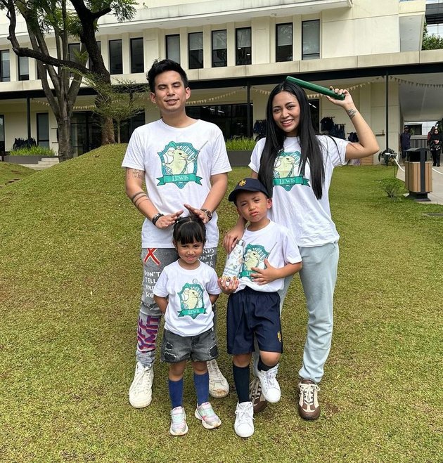 Inilah potret kebersamaan Rachel Vennya dan mantan suaminya, Okin saat menghadiri acara sports day di sekolah putra sulungnya.