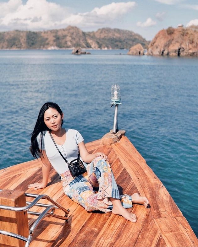 Portrait of Rachel Vennya Enjoying the Nature of Labuan Bajo, Climbing Hills - Diving in Refreshing Sea