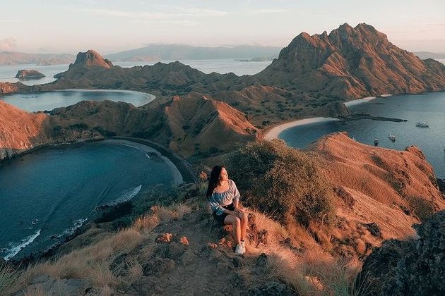 Portrait of Rachel Vennya Enjoying the Nature of Labuan Bajo, Climbing Hills - Diving in Refreshing Sea