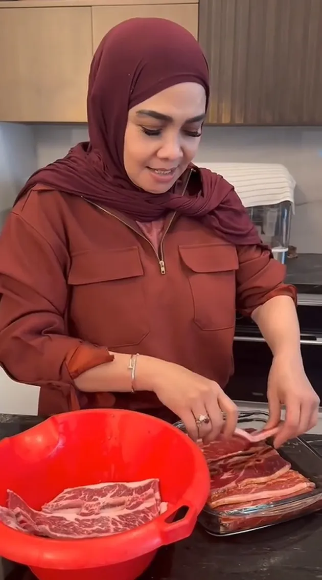 Potret Rafathar Bantu Rieta Amilia Masak