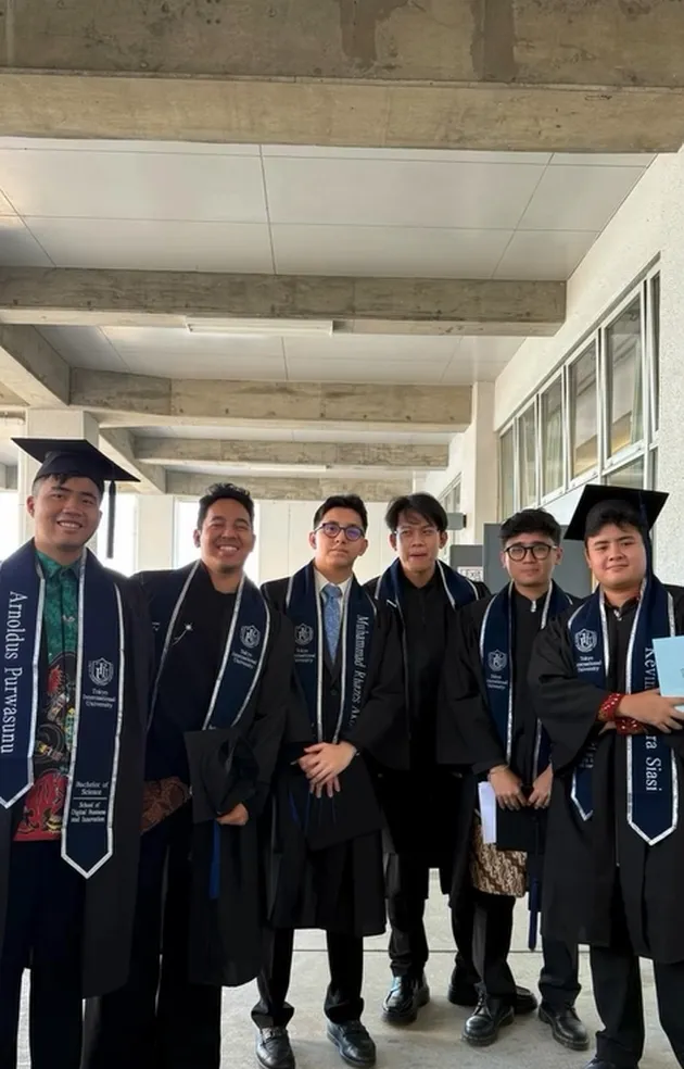 Rafly Azis pakai toga bareng teman-teman kampus