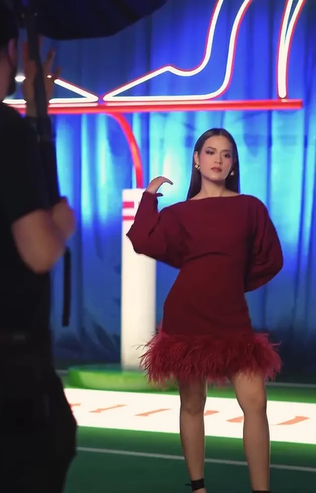 Raisa pakai dress merah