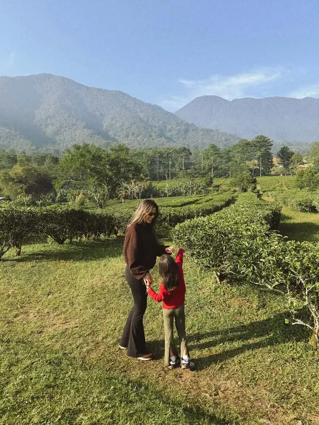 Raisa dan Zalina di kebun teh cisarua