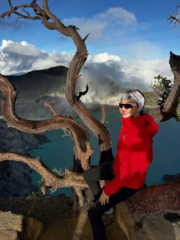 Raline Shah Naik Gunung
