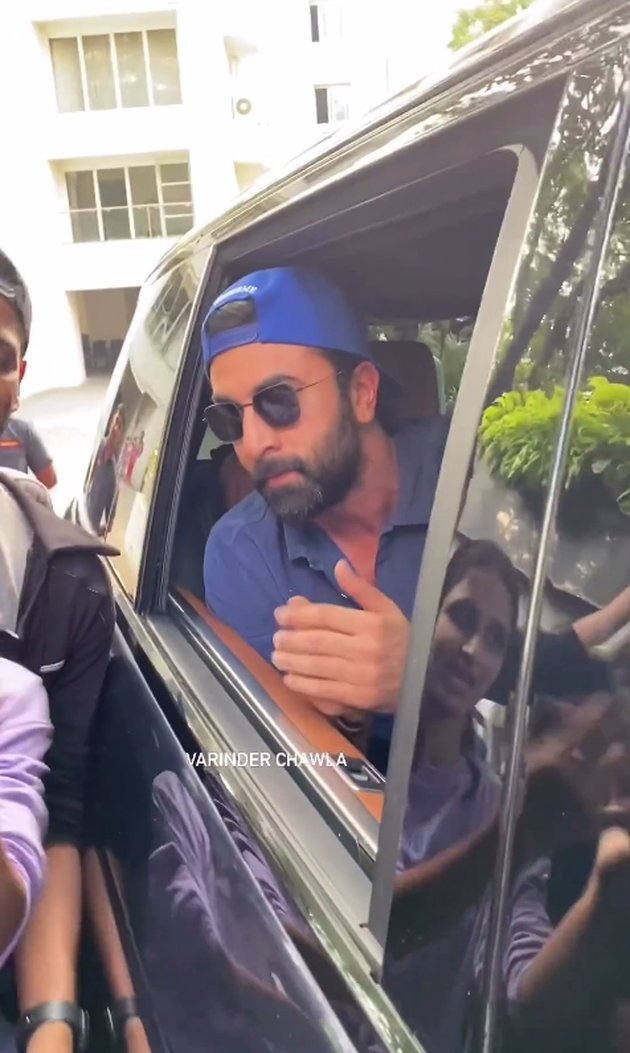 Portrait of Ranbir Kapoor Celebrating His 40th Birthday, Cutting Cake Given by Fans Happily