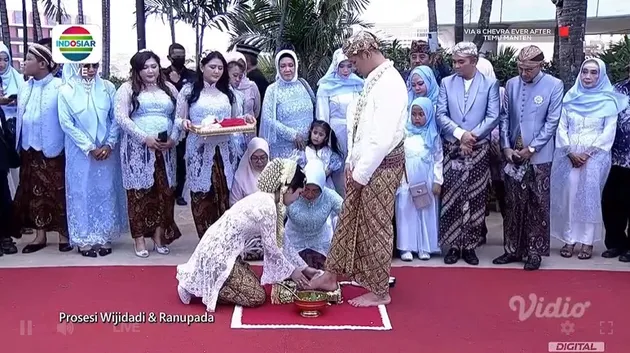 Potret Rangkaian Prosesi Adat Jawa Via Vallen dan Chevra Yolandi 