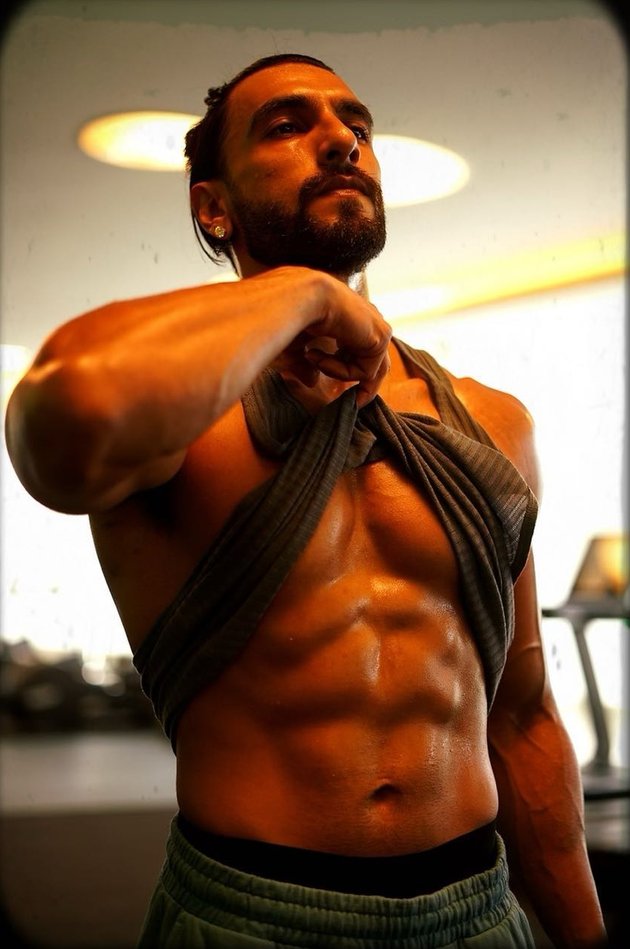 Monday Motivation: Ranveer Singh's 'Teaser' of his washboard abs will  inspire you to hit the gym