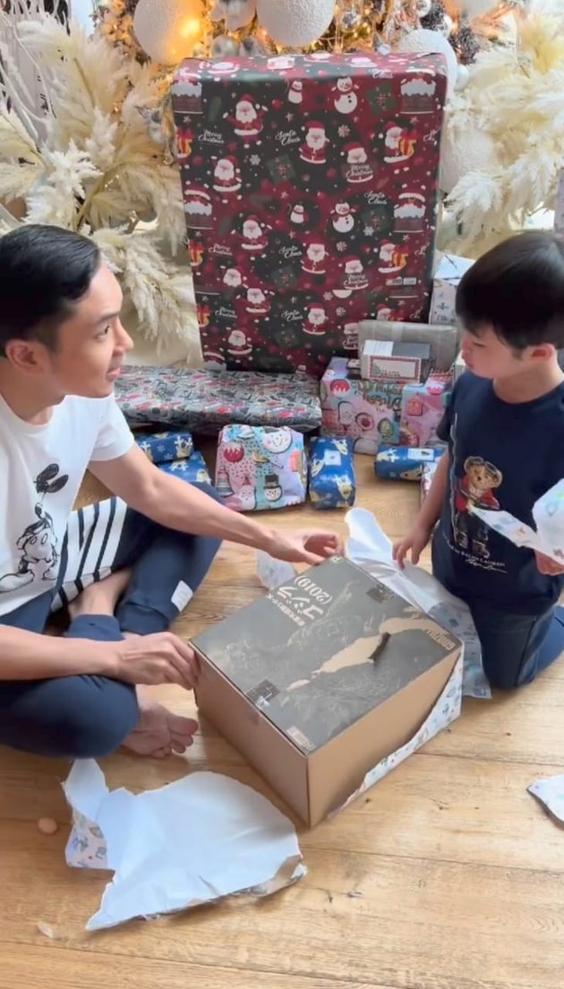 Portrait of Raphael and Papa Harvey Moeis Opening Christmas Gift from 'Santa', Happy to Receive Kingkong and Basketball Ring