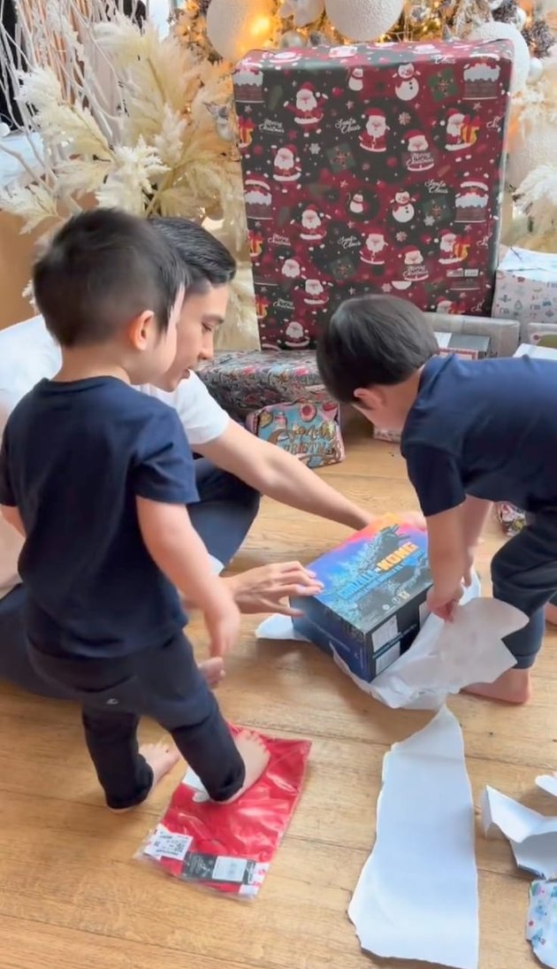 Portrait of Raphael and Papa Harvey Moeis Opening Christmas Gift from 'Santa', Happy to Receive Kingkong and Basketball Ring