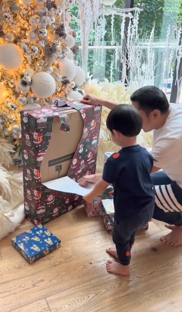 Portrait of Raphael and Papa Harvey Moeis Opening Christmas Gift from 'Santa', Happy to Receive Kingkong and Basketball Ring