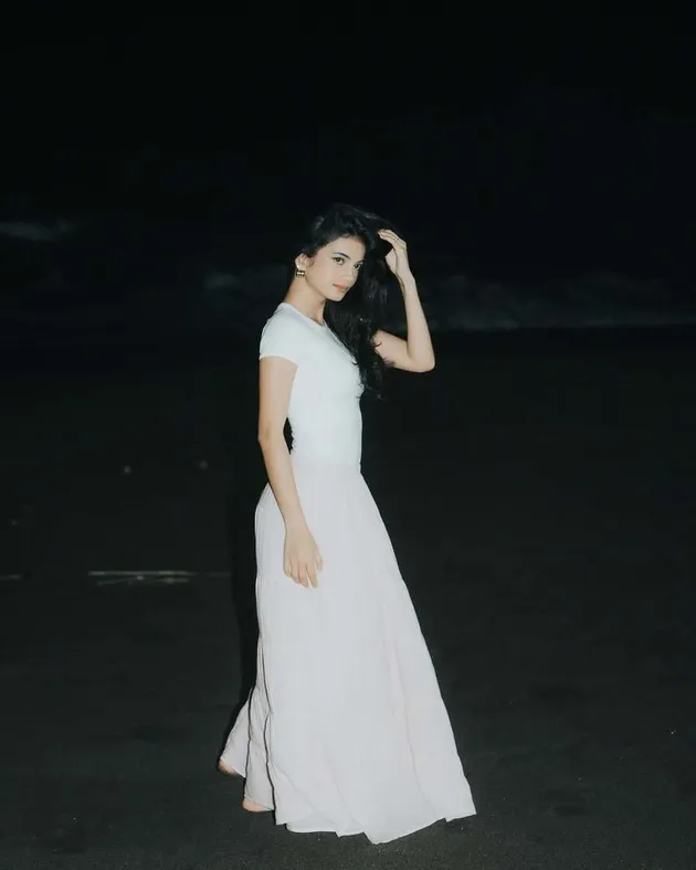 Ratu Sofya tampil anggun saat berada di pantai.