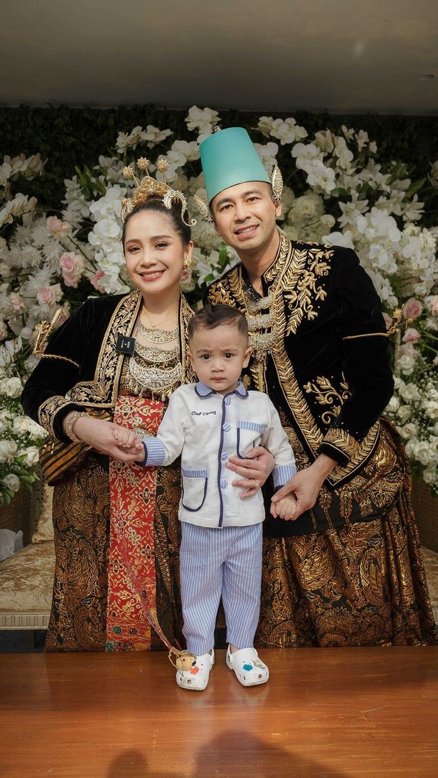 Portrait of Rayyanza Cipung Attending Raffi Ahmad and Nagita Slavina's 'Wedding', Wobbly When Trying to Greet Mom and Dad
