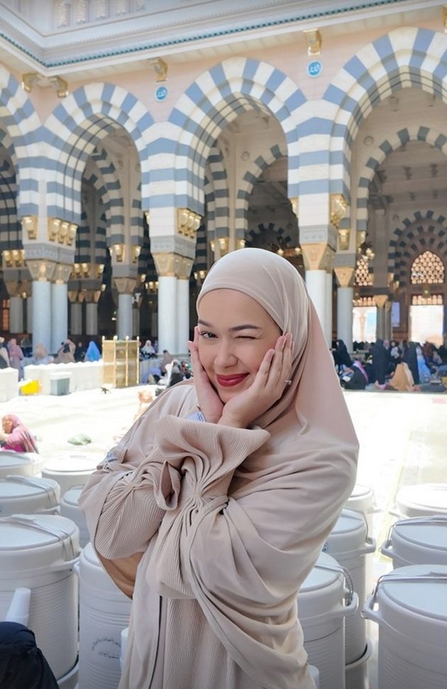 Rebecca Klopper's Portrait Wearing Hijab During Umrah, Stunning - Her Aura Shines