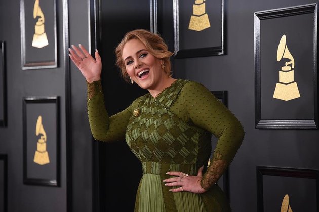 Adele yang meraih 5 nominasi Grammy Awards 2017 pun tampil cantik dan ceria dalam balutan dress salah satu brand ternama asal Perancis, Givenchy.