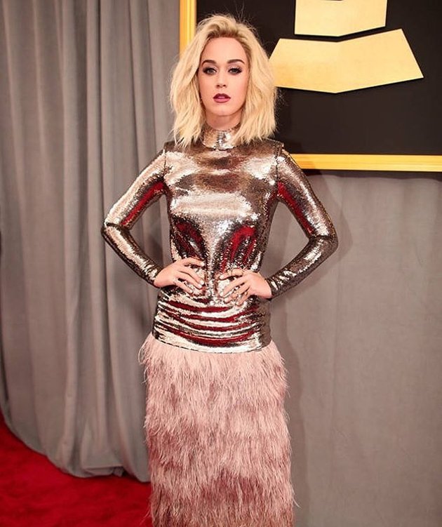 New image, yap, ini kesan pertama yang didapat ketika melihat Katy Perry bersama warna dan gaya rambutnya yang baru. Bukan cuma itu saja, dress bling-bling dari Tom Ford pun semakin melengkapi penampilan Katy Perry di red carpet Grammy Awards 2017.