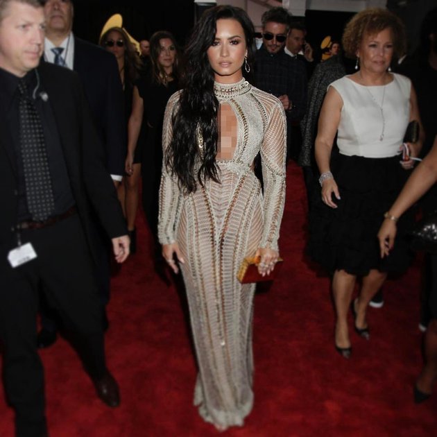 Lalu ada Demi Lovato yang tampak hot sekaligus menawan saat melenggang di red carpet Grammy Awards 2017 bersama busana dari Julien Macdonald.
