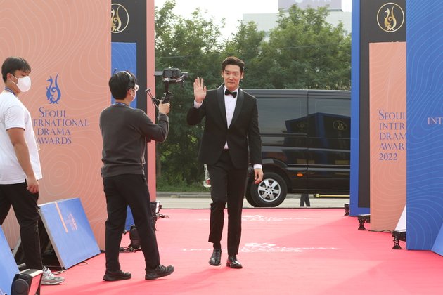 Kedatangan aktor tampan Choi Jin Hyuk di red carpet Seoul International Drama Awards 2022 pada Kamis (22/9) sukses mencuri perhatian semua kamera media yang hadir.