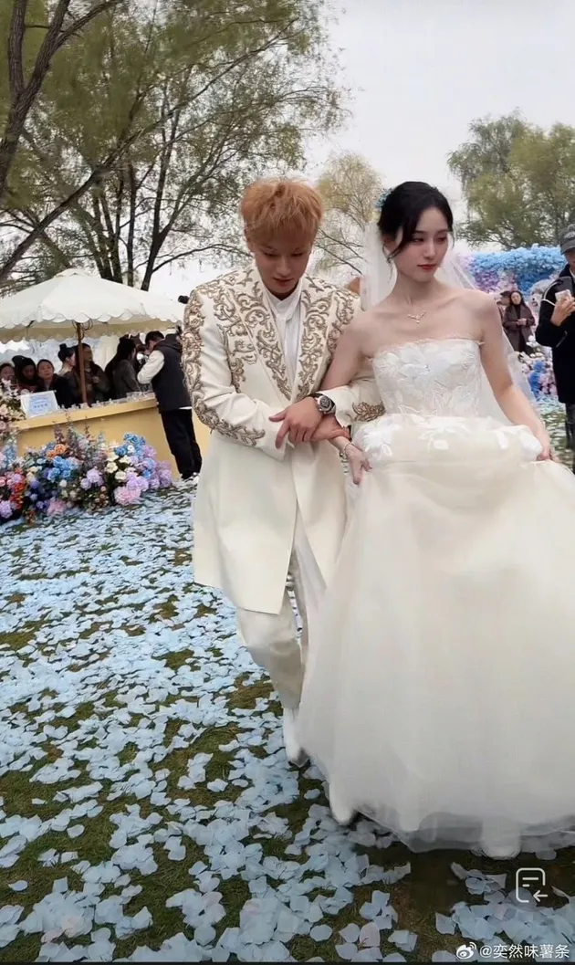 Tao dan Yiyang serba putih