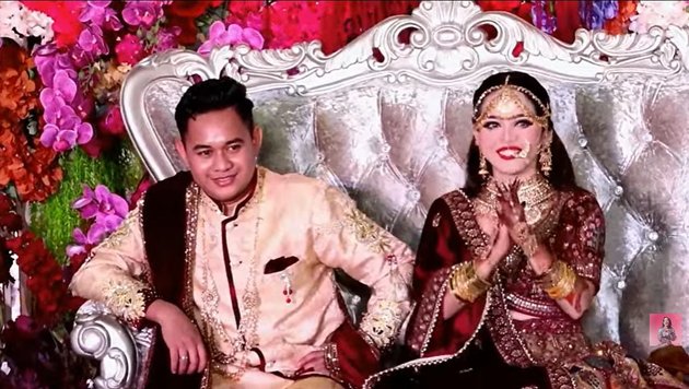 Portrait of Putri Isnari and Azis's Reception with Bollywood Night Theme According to Their Dreams, Romantic Indian Dance Bride