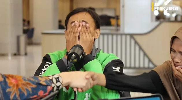 Restu Bicara di Podcast Se-Frekuensi Pakai Jaket Ojol