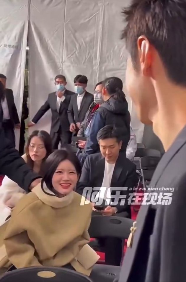 Snapshot of Zhao Lusi and Chen Zheyuan's Short Reunion at Weibo Night, Reminded of Cold Weather
