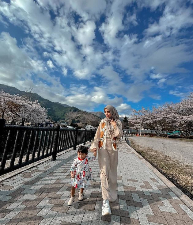 Portrait of Ria Ricis Inviting Baby Moana on a Vacation to Japan, Exciting Enjoying the Snow
