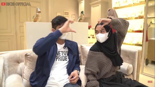 Portrait of Ria Ricis and Teuku Ryan Searching for Seserahan at a Shoe Store, Getting Happier - Netizens Pray for a Smooth Wedding Day