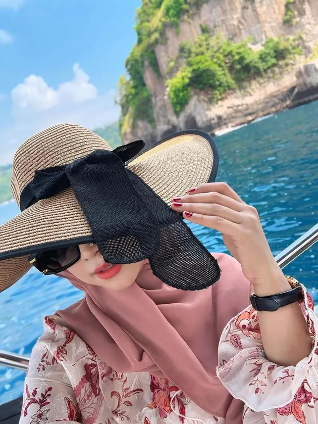 Ria Ricis nikmati laut Lampung