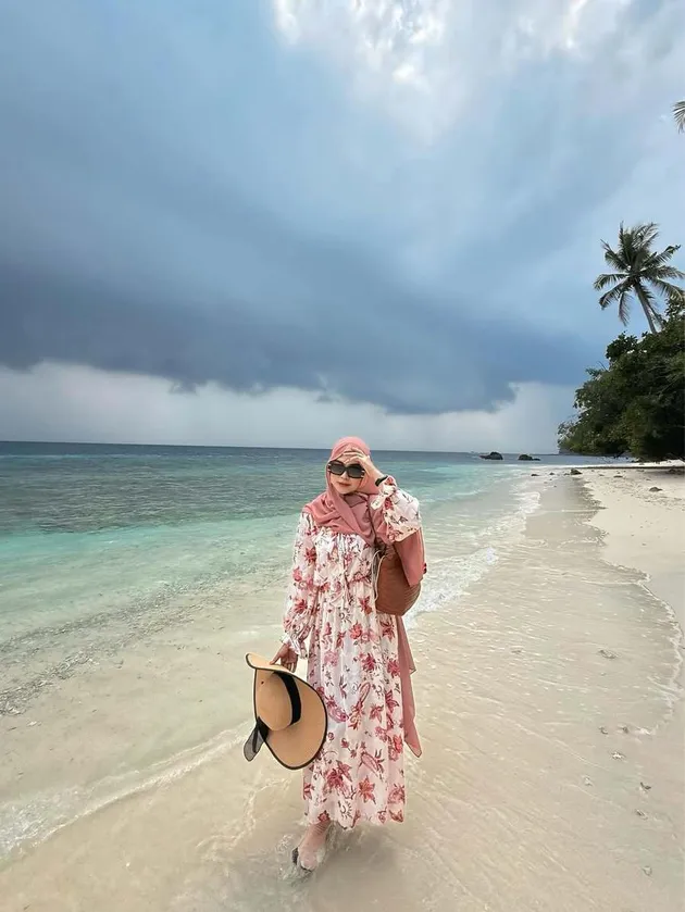 Ria Ricis jalan di tepi pantai