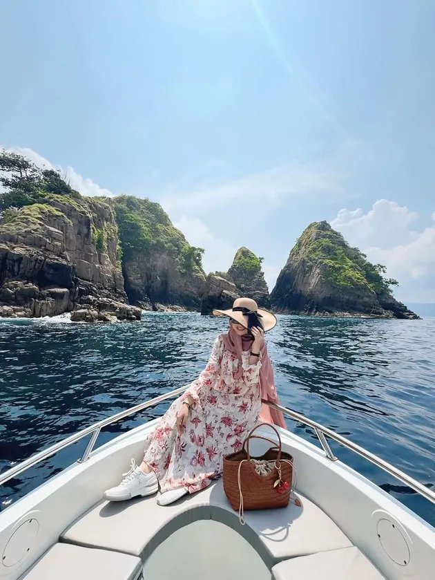 Ria Ricis nikmati laut Pulau Wayang