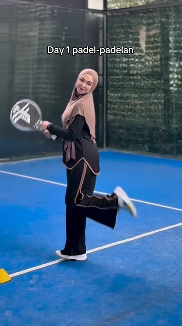 Potret Ria Ricis Jajal Main Padel Pertama Kali