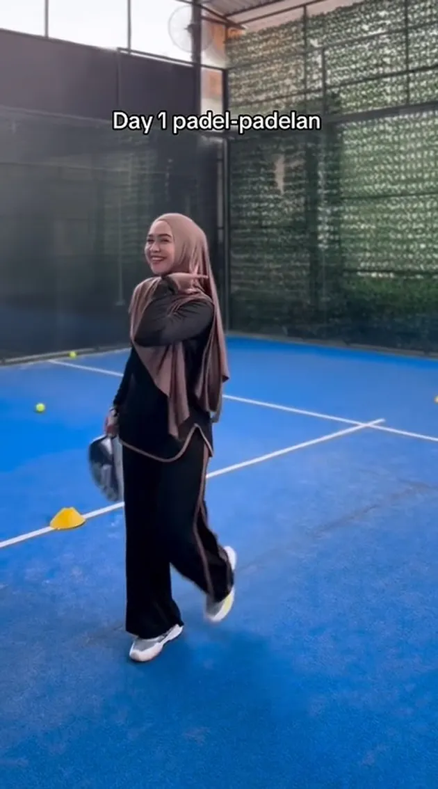 Potret Ria Ricis Jajal Main Padel Pertama Kali