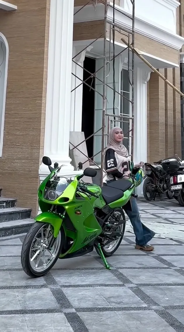 Potret Ria Ricis Naik Motor Sport