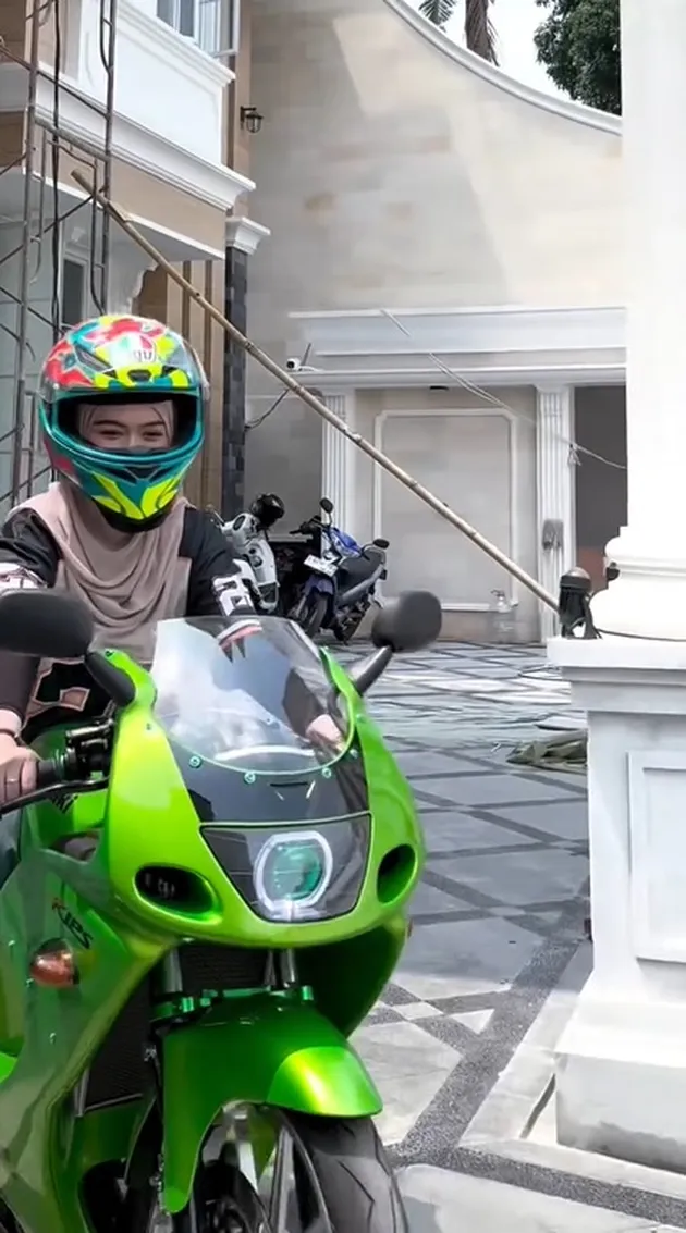 Berkeliling di Area Rumah