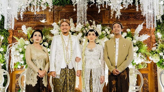 Portrait of Rian D'Masiv at his Brother-in-law's Wedding, Proud that his Brother Can Invite D'Masiv and Maliq & D'Essentials for Free