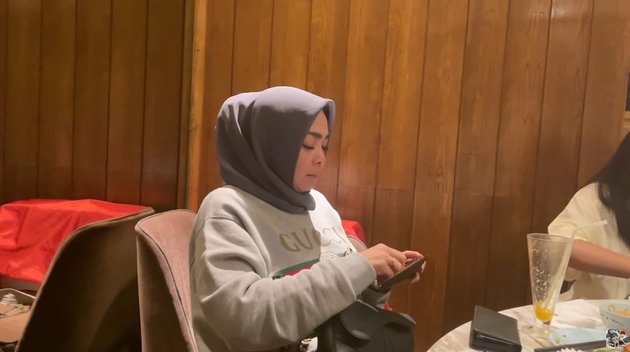 Portrait of Rieta Amilia Giving Rafathar a Credit Card for Spending, Netizens: Like Giving Rp 2000 Money